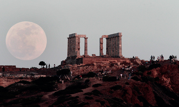 The-full-moon-rises-behin-010